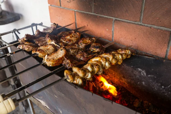 Shashlik Shashlyk Cocinado Pinchos Metal Sobre Carbón Vegetal Alitas Pollo — Foto de Stock