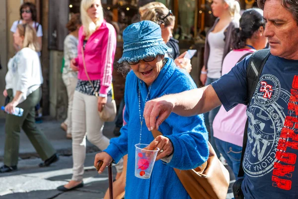 Florens Ponte Vecchio Italien 2012 Hemlös Gammal Kvinna Blå Hatt — Stockfoto