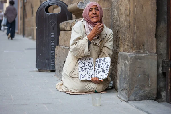 Firenze Italia 2012 Una Senzatetto Seduta Terra Chiedere Soldi Vista — Foto Stock