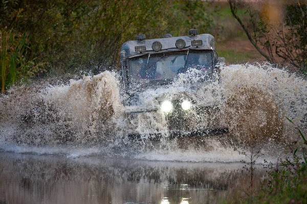 Offroad Verseny Erdőben Jármű Koszos Sáros Vizet Fröcsköl Mocskos Autóvezetés — Stock Fotó