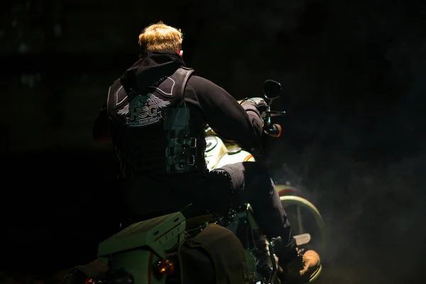 Retrato Cerca Espalda Del Motorista Chaqueta Negra Con Logotipo Harley —  Fotos de Stock