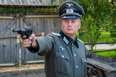 Alman subay elinde silahla askeri üniforma giyiyordu. 