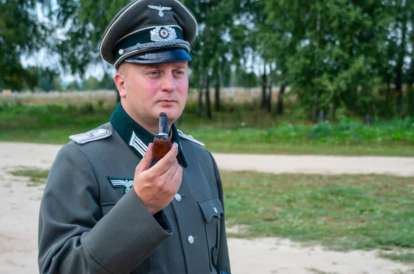 Oficial Alemão Está Vestido Uniforme Militar Fumando Cachimbo Reconstrução Histórica — Fotografia de Stock