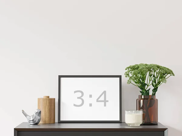 Boş yatay çerçeve 3: 4 beyaz duvarda siyah şifoniyerli, kahverengi cam vazoda yeşil bitki ve dekor - resmi kapat.