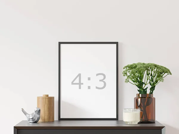 Boş dikey çerçeve 4: 3 beyaz duvara siyah şifonyer, yeşil bitki kahverengi cam vazo ve dekor - resmi kapat.