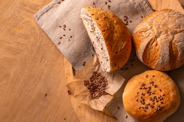 Tahta masada ev yapımı ekmek. metin için kopyalama alanı ile