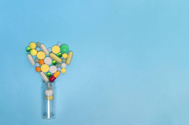 Çeşitli ilaç tıp hap, Tablet ve kapsüller ve şişe mavi zemin üzerine. Metin için yer kopyalayın