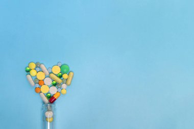Çeşitli ilaç tıp hap, Tablet ve kapsüller ve şişe mavi zemin üzerine. Metin için yer kopyalayın