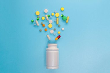 Çeşitli ilaç tıp hap, Tablet ve kapsüller ve şişe mavi zemin üzerine. Metin için yer kopyalayın