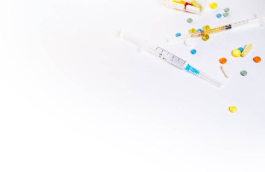 Beyaz arka planda şırıngalar ve haplar. Beyaz arka planda. Metin için alanı kopyala
