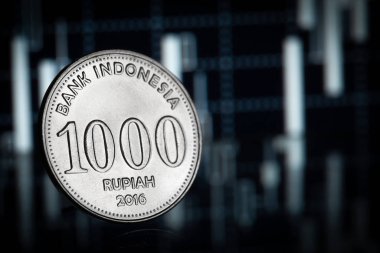 Bulanık şamdan çizelgesinde Endonezya rupia sikkesi. Yakın çekim stok fotoğrafı