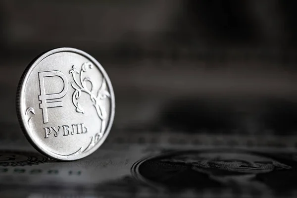 Rus rublesi ve dolar banknotları. Yakın çekim stok fotoğrafı