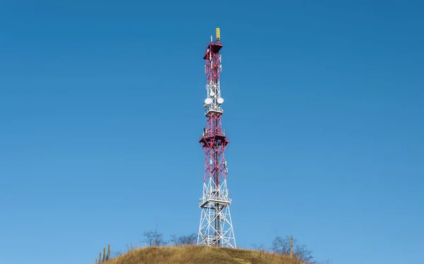 Funkturm Auf Einem Hügel Auf Himmelshintergrund — Stockfoto