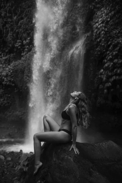 Flicka Njuta Sendang Gile Waterfall — Stockfoto