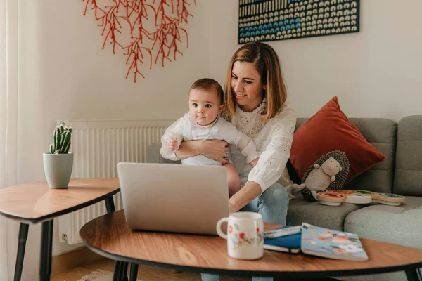 Jovem Mãe Negócios Está Usando Laptop Sorrindo Enquanto Passa Tempo — Fotografia de Stock