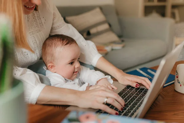 Jovem Mãe Negócios Está Usando Laptop Sorrindo Enquanto Passa Tempo — Fotografia de Stock