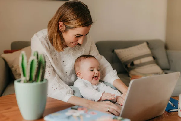 Ung Företag Mamma Använder Bärbar Dator Och Ler Medan Spenderar — Stockfoto