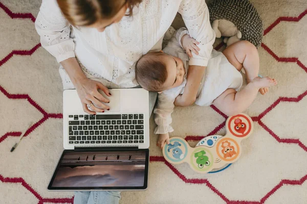 Jovem Mãe Negócios Trabalha Casa Com Seu Laptop Com Seu — Fotografia de Stock