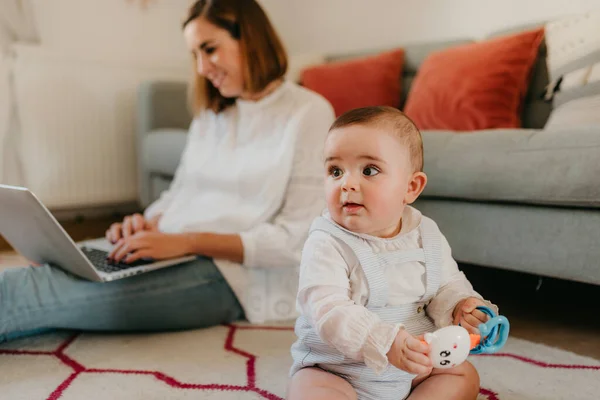 Ung Affärsmor Arbetar Hemifrån Med Sin Bärbara Dator Med Sitt — Stockfoto