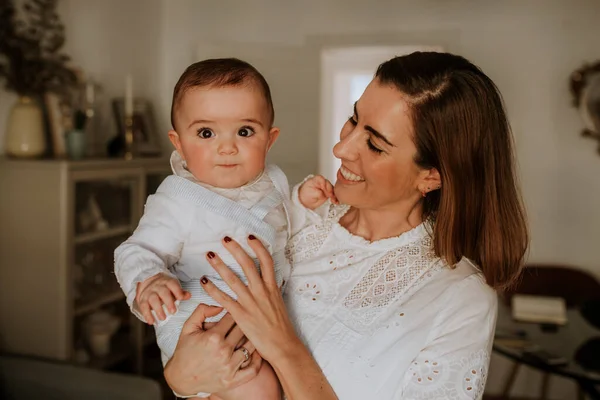 Sorrindo Jovem Mãe Com Bebê Bonito Seus Braços Desfrutando Casa — Fotografia de Stock