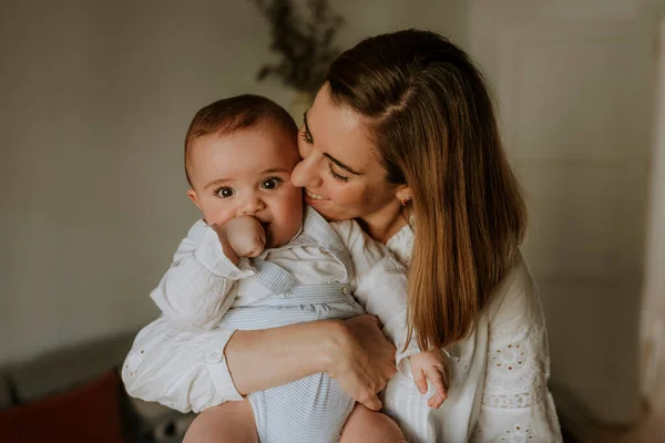 Sorrindo Jovem Mãe Com Bebê Bonito Seus Braços Desfrutando Casa — Fotografia de Stock