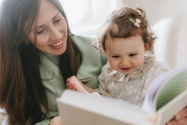 Liten Flicka Som Har Kul Sitter Sin Gravida Mamma Rummet — Stockfoto