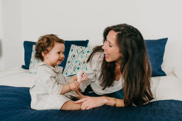 Jovem Bonita Mãe Brinca Com Sua Filha Cama Casa — Fotografia de Stock