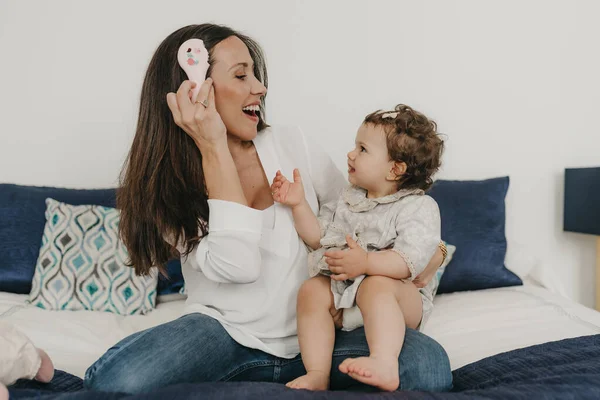 Jovem Bonita Mãe Brinca Com Sua Filha Cama Casa — Fotografia de Stock