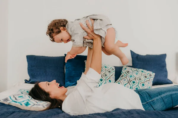 Jovem Bonita Mãe Brinca Com Sua Filha Cama Casa — Fotografia de Stock