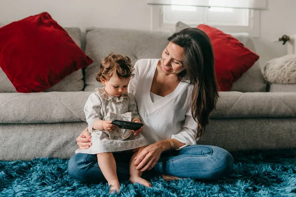 Jovem Bonita Mãe Brinca Com Sua Filha Chão Sala Estar — Fotografia de Stock