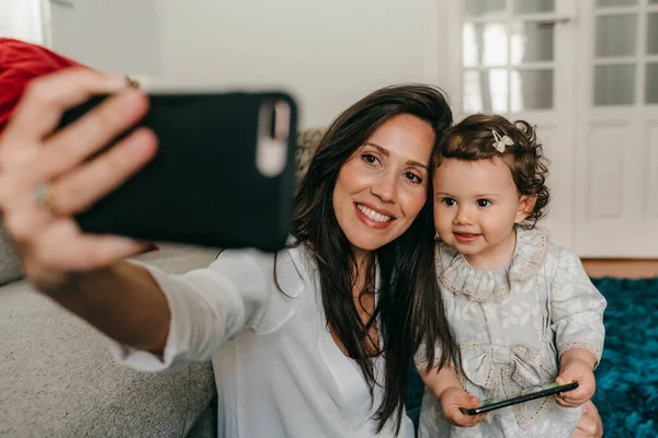 Jovem Bonita Mãe Brinca Com Sua Filha Chão Sala Estar — Fotografia de Stock