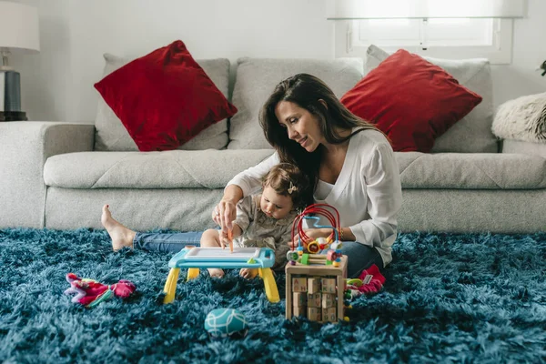 Jovem Bonita Mãe Brinca Com Sua Filha Chão Sala Estar — Fotografia de Stock