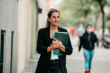 Genç yönetici kadın işe giderken sokakta yürüyor.