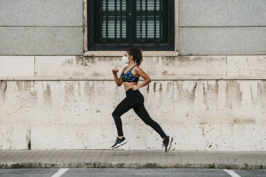 Genç kız covid 19 sırasında İspanya 'da sokak sporları yapıyor.