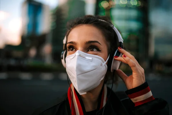 Tânăra Îmbrăcată Sport Poartă Mască Medicală Strada Orașului Spania Pandemia — Fotografie, imagine de stoc