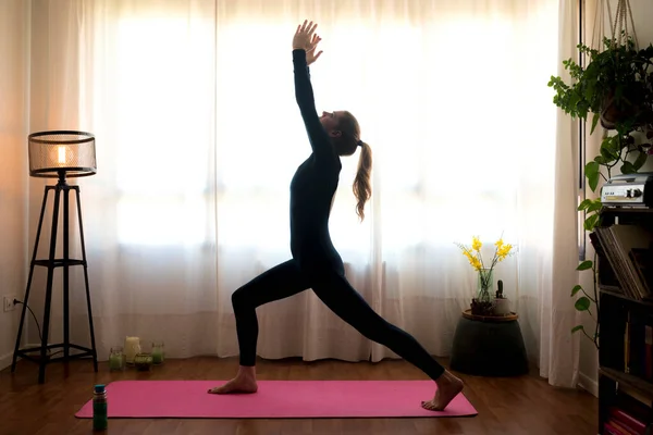 Schöne Blonde Frau Beim Heimtraining Drinnen Frauen Praktizieren Yoga Hause — Stockfoto