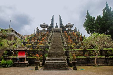 Bali 'deki tapınak. Endonezya 'da. Bali. Pura Besakih Tapınağı. Pura Besakih dağın yamacında, güya bu tapınakta dua eden insanlara dost ruhlar yaşıyor.