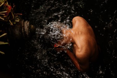 Bali 'deki tapınak. Bali 'deki tapınak. TIRTA EMPUL, tanımlanamayan adam Tiran Empul, Bali, Endonezya 'daki fıskiyelerin kutsal sularında namaz kılıyor ve banyo yapıyor.
