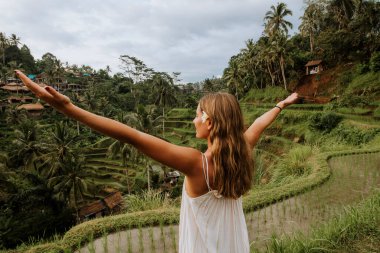 Tegalalang 'daki Bali pirinç tarlalarını ziyaret eden güzel bir kız, ubud. İnsanlarla ilgili kavram, seyahat ve turizm yaşam tarzı.