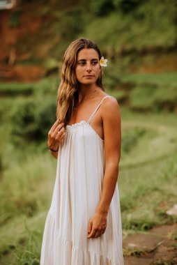 Tegalalang 'daki Bali pirinç tarlalarını ziyaret eden güzel bir kız, ubud. İnsanlarla ilgili kavram, seyahat ve turizm yaşam tarzı.