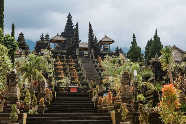 巴厘岛的圣殿印度尼西亚 Pura Besakih圣殿 Pura Besakih座落在高山的斜坡上 据说那里住着对人类友善的神灵 而人类正是在这种情况下祈祷的 — 图库照片