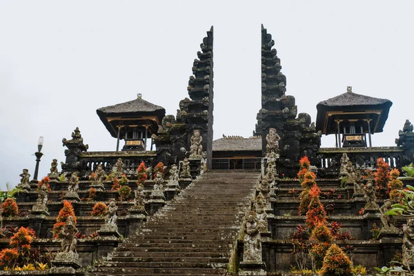 バリの寺院 インドネシア バリだ ベサキの寺院 この山の斜面に位置するプラBesakihは おそらくこの寺院で祈った人に優しい精神を住んでいます — ストック写真