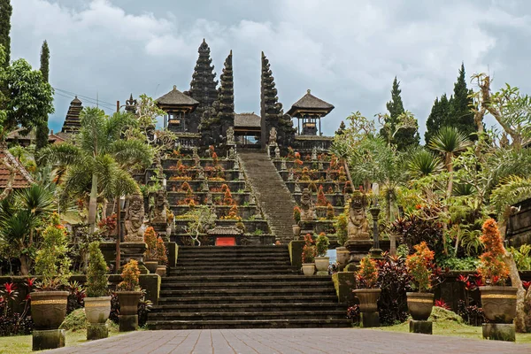 巴厘岛的圣殿印度尼西亚 Pura Besakih圣殿 Pura Besakih座落在高山的斜坡上 据说那里住着对人类友善的神灵 而人类正是在这种情况下祈祷的 — 图库照片