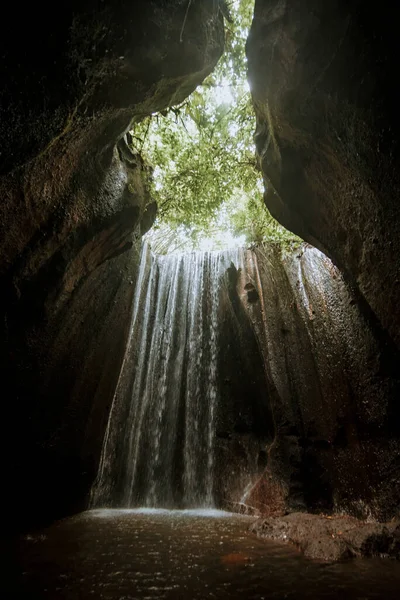 Водоспад Тупаду Жінка Стоїть Підземному Печерному Басейні Під Падінням Прісної — стокове фото