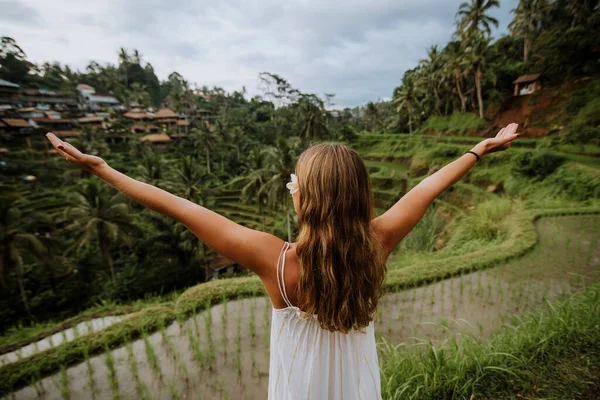 Hermosa Chica Visitando Los Campos Arroz Bali Tegalalang Ubud Concepto — Foto de Stock