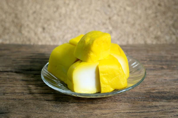 Tofu jaune dans un plat en verre — Photo