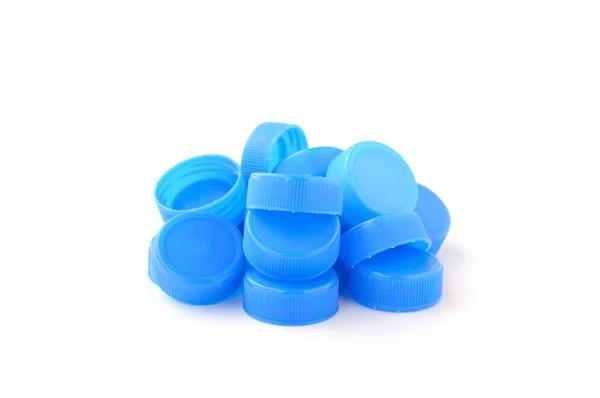 Hromadu modré plastové láhve víčko na bílém pozadí — Stock fotografie