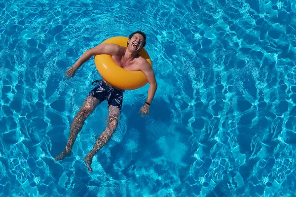 주황색 남자가 수영장이요 뒤섞여 있습니다 그리고 — 스톡 사진