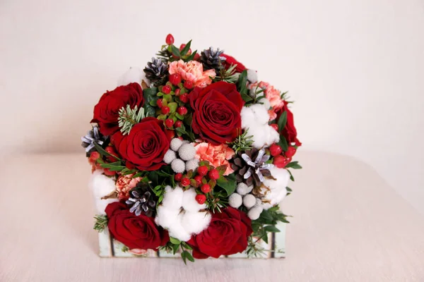 Csokor Vörös Rózsával Pamutgolyókkal Tobozokkal Lucfenyővel Egyéb Virágokkal Körhinta Fekszik — Stock Fotó