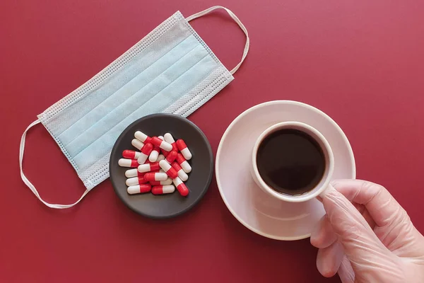 Mano Guante Médico Sostiene Una Taza Café Negro Máscara Médica —  Fotos de Stock